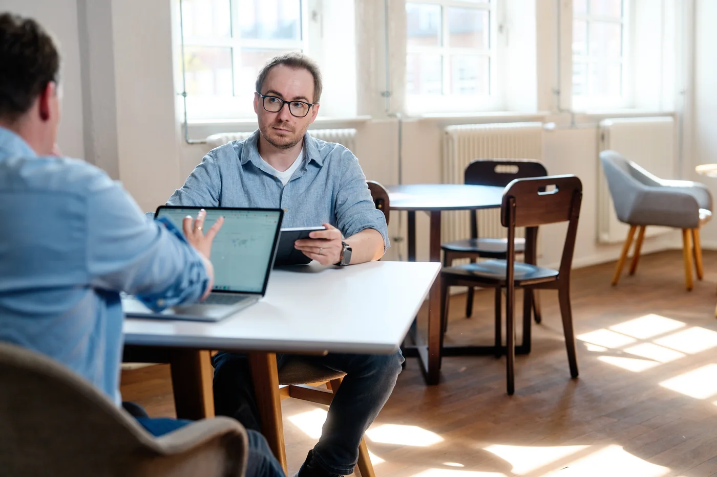 Lennart und Sören bei einer Besprechung am Laptop