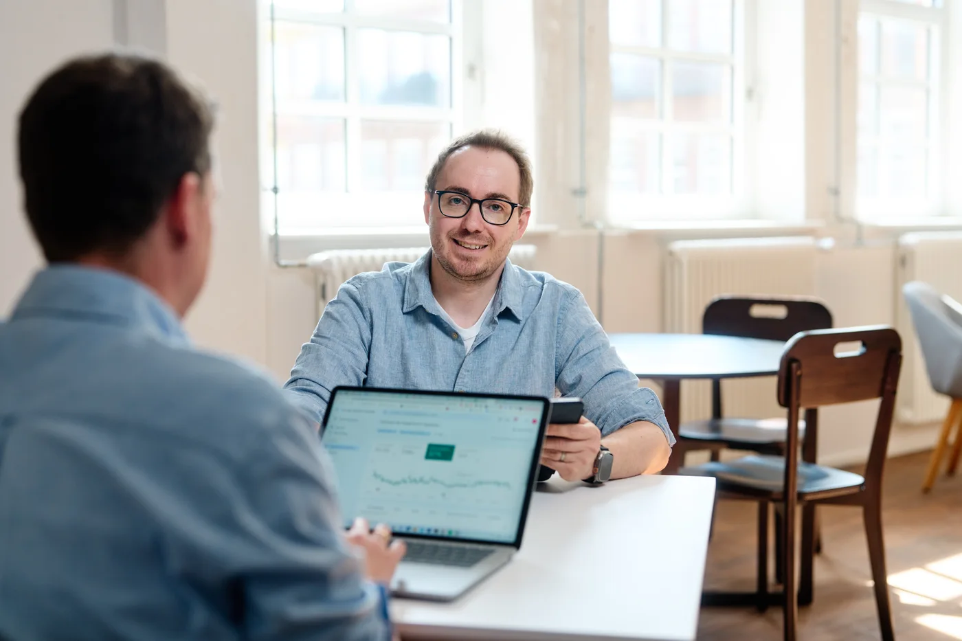 Lennart und Sören im Gespräch am Laptop