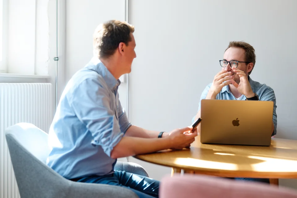 Lennart und Sören im fachlichen Austausch am Laptop