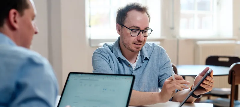 Gemeinsame Planung an Laptop und Tablet