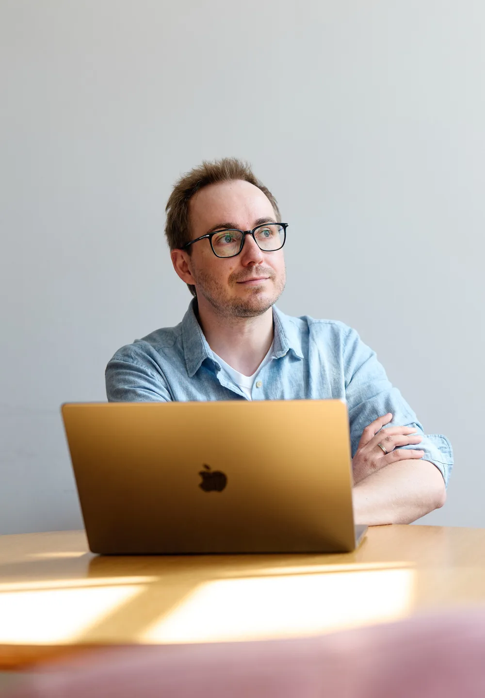Mitarbeiter im Gespräch am Tisch mit aufgeklapptem Laptop